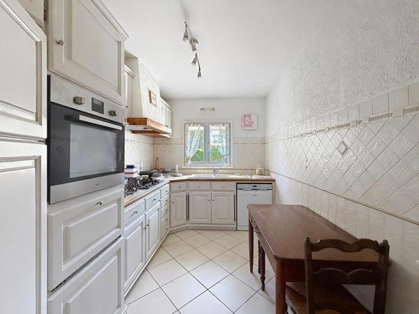 Maison familiale à 15 min à pied du port, commerces à 200 m, fort potentiel d’aménagement