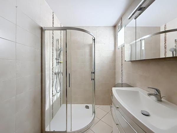 Maison familiale à 15 min à pied du port, commerces à 200 m, fort potentiel d’aménagement