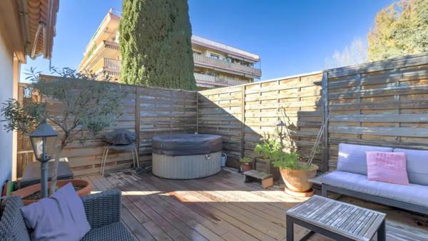 SAINT LAURENT DU VAR - Charme et lumière - Duplex 2 pièces avec terrasse - Vespins