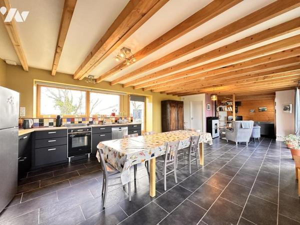 Ensemble immobilier de 360m² comprenant une maison de maître et de deux gîtes