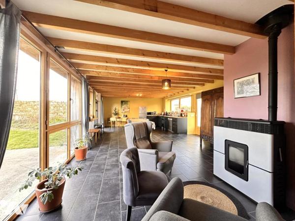 Ensemble immobilier de 360m² comprenant une maison de maître et de deux gîtes