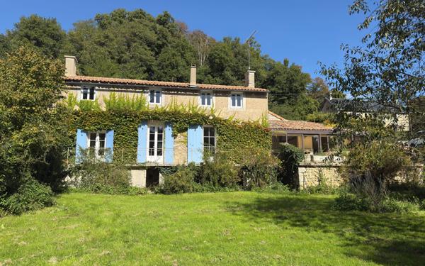 Maison à vendre    7 pièces •  Montreuil-Bonnin