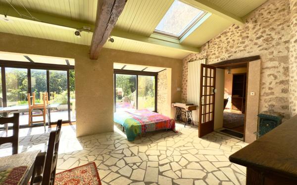 Maison à vendre    7 pièces •  Montreuil-Bonnin