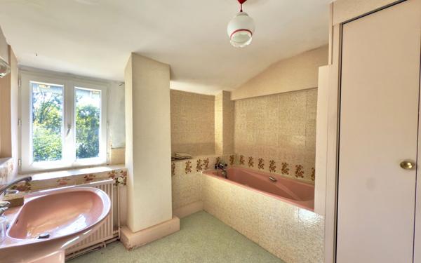 Maison à vendre    7 pièces •  Montreuil-Bonnin