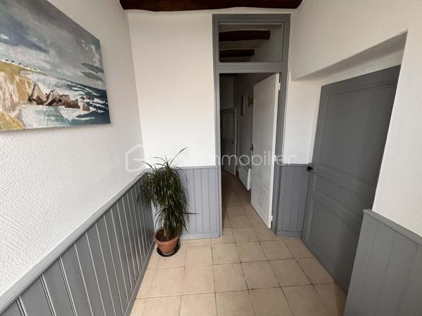 En exclusivité , au centre ville de Gesté, à 35 minutes de Nantes, 30 minutes de Cholet, à 2 pas des commerces et écoles, venez découvrir cette maison qui allie charme de l'ancien au contemporain.
La maison mitoyenne se compose au RDC :
-double entrée, salon avec poële à pellets et poutres apparentes, cuisine aménagée et équipée avec accès terrasse carrelée avec vue sur jardin arboré entièrement clos, buanderie, une chambre spacieuse, un WC.
A l'étage, un palier dessert 3 chambres sur parquet, une chambre sous pente, un bureau, une salle d'eau avec WC.
Le tout sur un terrain d'environ 957 m² arboré et fleuri avec abri de jardin.
3 places de stationnement

Chauffage électrique, fenêtres PVC double vitrage, tout à l'égoût conforme
Besoin de renseignements, une visite ?