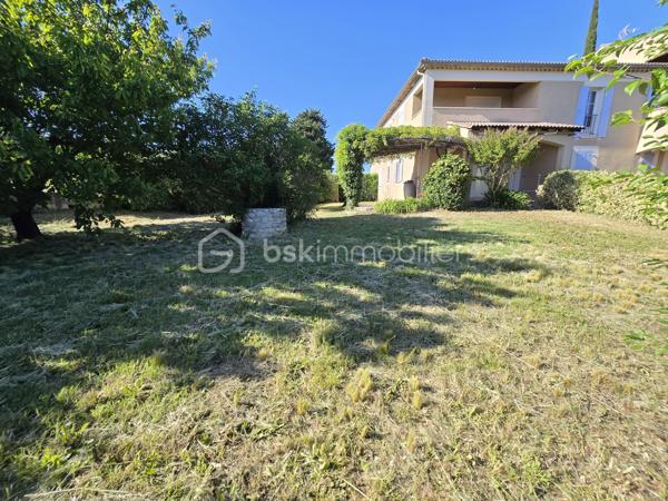 Idéalement situé au sein de la résidence Le Clos de Beauregard, à quelques pas du centre-ville de Saint-Paul-Trois-Châteaux, cet appartement en rez-de-jardin vous séduira par son cadre verdoyant et sa belle luminosité.

Le logement se compose d'une entrée, d'un séjour lumineux, d'une cuisine, de deux chambres, d'une salle de douche et d'un WC séparé.

Il bénéficie d'une superbe terrasse ouvrant sur un terrain agréablement aménagé, idéal pour profiter des beaux jours en toute tranquillité.

Un garage complète ce bien.

Un appartement rare alliant confort, espace extérieur et emplacement privilégié — à visiter sans tarder !