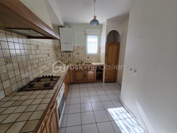 Idéalement situé au sein de la résidence Le Clos de Beauregard, à quelques pas du centre-ville de Saint-Paul-Trois-Châteaux, cet appartement en rez-de-jardin vous séduira par son cadre verdoyant et sa belle luminosité.

Le logement se compose d'une entrée, d'un séjour lumineux, d'une cuisine, de deux chambres, d'une salle de douche et d'un WC séparé.

Il bénéficie d'une superbe terrasse ouvrant sur un terrain agréablement aménagé, idéal pour profiter des beaux jours en toute tranquillité.

Un garage complète ce bien.

Un appartement rare alliant confort, espace extérieur et emplacement privilégié — à visiter sans tarder !