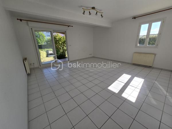 Idéalement situé au sein de la résidence Le Clos de Beauregard, à quelques pas du centre-ville de Saint-Paul-Trois-Châteaux, cet appartement en rez-de-jardin vous séduira par son cadre verdoyant et sa belle luminosité.

Le logement se compose d'une entrée, d'un séjour lumineux, d'une cuisine, de deux chambres, d'une salle de douche et d'un WC séparé.

Il bénéficie d'une superbe terrasse ouvrant sur un terrain agréablement aménagé, idéal pour profiter des beaux jours en toute tranquillité.

Un garage complète ce bien.

Un appartement rare alliant confort, espace extérieur et emplacement privilégié — à visiter sans tarder !