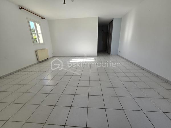 Idéalement situé au sein de la résidence Le Clos de Beauregard, à quelques pas du centre-ville de Saint-Paul-Trois-Châteaux, cet appartement en rez-de-jardin vous séduira par son cadre verdoyant et sa belle luminosité.

Le logement se compose d'une entrée, d'un séjour lumineux, d'une cuisine, de deux chambres, d'une salle de douche et d'un WC séparé.

Il bénéficie d'une superbe terrasse ouvrant sur un terrain agréablement aménagé, idéal pour profiter des beaux jours en toute tranquillité.

Un garage complète ce bien.

Un appartement rare alliant confort, espace extérieur et emplacement privilégié — à visiter sans tarder !