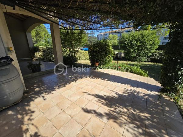 Idéalement situé au sein de la résidence Le Clos de Beauregard, à quelques pas du centre-ville de Saint-Paul-Trois-Châteaux, cet appartement en rez-de-jardin vous séduira par son cadre verdoyant et sa belle luminosité.

Le logement se compose d'une entrée, d'un séjour lumineux, d'une cuisine, de deux chambres, d'une salle de douche et d'un WC séparé.

Il bénéficie d'une superbe terrasse ouvrant sur un terrain agréablement aménagé, idéal pour profiter des beaux jours en toute tranquillité.

Un garage complète ce bien.

Un appartement rare alliant confort, espace extérieur et emplacement privilégié — à visiter sans tarder !
