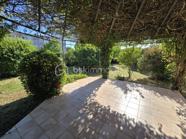 Idéalement situé au sein de la résidence Le Clos de Beauregard, à quelques pas du centre-ville de Saint-Paul-Trois-Châteaux, cet appartement en rez-de-jardin vous séduira par son cadre verdoyant et sa belle luminosité.

Le logement se compose d'une entrée, d'un séjour lumineux, d'une cuisine, de deux chambres, d'une salle de douche et d'un WC séparé.

Il bénéficie d'une superbe terrasse ouvrant sur un terrain agréablement aménagé, idéal pour profiter des beaux jours en toute tranquillité.

Un garage complète ce bien.

Un appartement rare alliant confort, espace extérieur et emplacement privilégié — à visiter sans tarder !