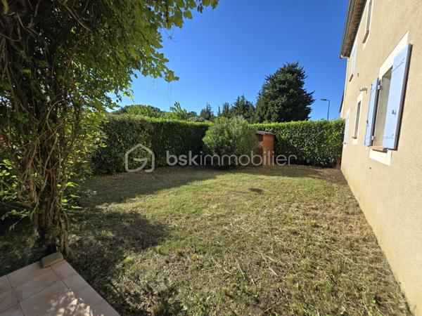 Idéalement situé au sein de la résidence Le Clos de Beauregard, à quelques pas du centre-ville de Saint-Paul-Trois-Châteaux, cet appartement en rez-de-jardin vous séduira par son cadre verdoyant et sa belle luminosité.

Le logement se compose d'une entrée, d'un séjour lumineux, d'une cuisine, de deux chambres, d'une salle de douche et d'un WC séparé.

Il bénéficie d'une superbe terrasse ouvrant sur un terrain agréablement aménagé, idéal pour profiter des beaux jours en toute tranquillité.

Un garage complète ce bien.

Un appartement rare alliant confort, espace extérieur et emplacement privilégié — à visiter sans tarder !