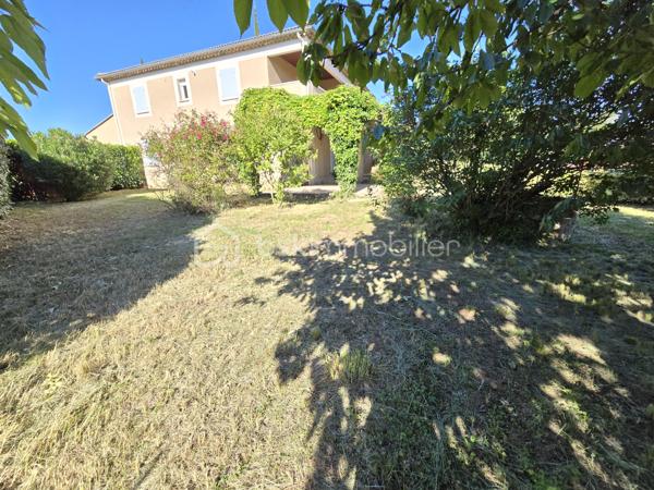 Idéalement situé au sein de la résidence Le Clos de Beauregard, à quelques pas du centre-ville de Saint-Paul-Trois-Châteaux, cet appartement en rez-de-jardin vous séduira par son cadre verdoyant et sa belle luminosité.

Le logement se compose d'une entrée, d'un séjour lumineux, d'une cuisine, de deux chambres, d'une salle de douche et d'un WC séparé.

Il bénéficie d'une superbe terrasse ouvrant sur un terrain agréablement aménagé, idéal pour profiter des beaux jours en toute tranquillité.

Un garage complète ce bien.

Un appartement rare alliant confort, espace extérieur et emplacement privilégié — à visiter sans tarder !