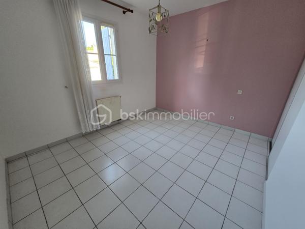 Idéalement situé au sein de la résidence Le Clos de Beauregard, à quelques pas du centre-ville de Saint-Paul-Trois-Châteaux, cet appartement en rez-de-jardin vous séduira par son cadre verdoyant et sa belle luminosité.

Le logement se compose d'une entrée, d'un séjour lumineux, d'une cuisine, de deux chambres, d'une salle de douche et d'un WC séparé.

Il bénéficie d'une superbe terrasse ouvrant sur un terrain agréablement aménagé, idéal pour profiter des beaux jours en toute tranquillité.

Un garage complète ce bien.

Un appartement rare alliant confort, espace extérieur et emplacement privilégié — à visiter sans tarder !