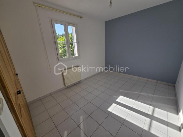 Idéalement situé au sein de la résidence Le Clos de Beauregard, à quelques pas du centre-ville de Saint-Paul-Trois-Châteaux, cet appartement en rez-de-jardin vous séduira par son cadre verdoyant et sa belle luminosité.

Le logement se compose d'une entrée, d'un séjour lumineux, d'une cuisine, de deux chambres, d'une salle de douche et d'un WC séparé.

Il bénéficie d'une superbe terrasse ouvrant sur un terrain agréablement aménagé, idéal pour profiter des beaux jours en toute tranquillité.

Un garage complète ce bien.

Un appartement rare alliant confort, espace extérieur et emplacement privilégié — à visiter sans tarder !