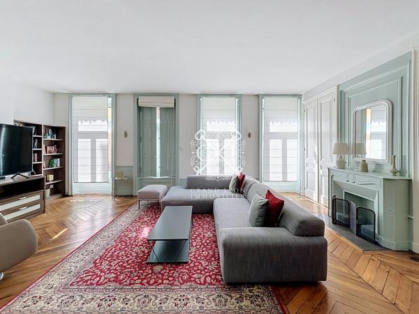 DUPLEX DE CHARME AU COEUR DE LYON