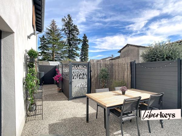 Cailloux-sur-Fontaines : maison de village en duplex, 2 chambres, terrasse, 2 places de stationnement