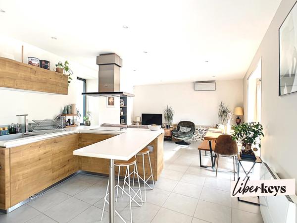 Cailloux-sur-Fontaines : maison de village en duplex, 2 chambres, terrasse, 2 places de stationnement