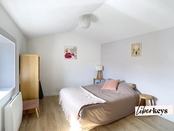 Cailloux-sur-Fontaines : maison de village en duplex, 2 chambres, terrasse, 2 places de stationnement