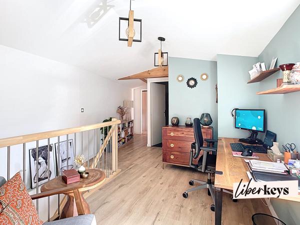 Cailloux-sur-Fontaines : maison de village en duplex, 2 chambres, terrasse, 2 places de stationnement