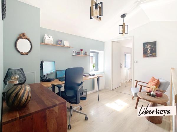 Cailloux-sur-Fontaines : maison de village en duplex, 2 chambres, terrasse, 2 places de stationnement