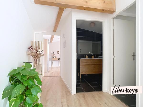 Cailloux-sur-Fontaines : maison de village en duplex, 2 chambres, terrasse, 2 places de stationnement