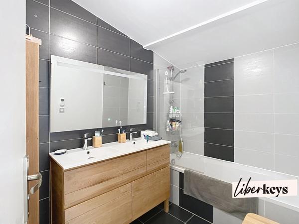 Cailloux-sur-Fontaines : maison de village en duplex, 2 chambres, terrasse, 2 places de stationnement