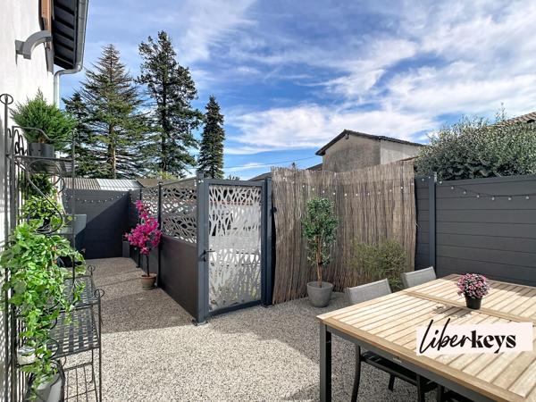 Cailloux-sur-Fontaines : maison de village en duplex, 2 chambres, terrasse, 2 places de stationnement