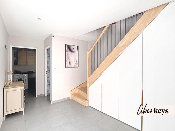 Cailloux-sur-Fontaines : maison de village en duplex, 2 chambres, terrasse, 2 places de stationnement