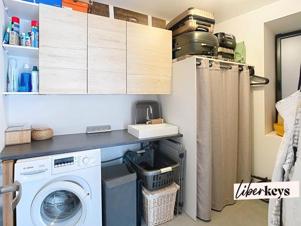 Cailloux-sur-Fontaines : maison de village en duplex, 2 chambres, terrasse, 2 places de stationnement