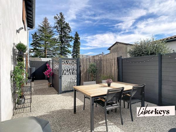 Cailloux-sur-Fontaines : maison de village en duplex, 2 chambres, terrasse, 2 places de stationnement