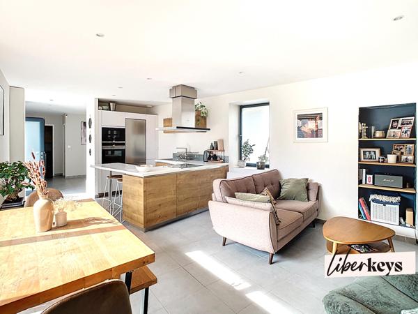 Cailloux-sur-Fontaines : maison de village en duplex, 2 chambres, terrasse, 2 places de stationnement