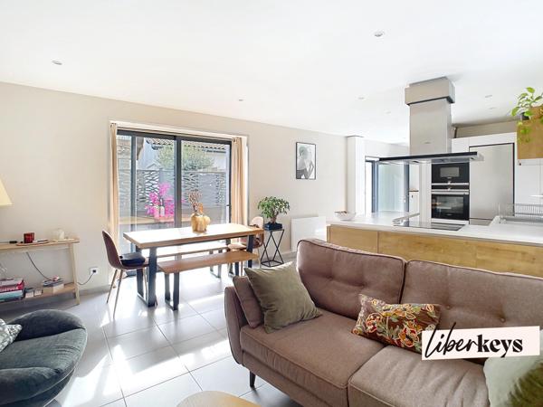 Cailloux-sur-Fontaines : maison de village en duplex, 2 chambres, terrasse, 2 places de stationnement