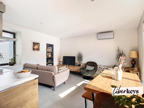 Cailloux-sur-Fontaines : maison de village en duplex, 2 chambres, terrasse, 2 places de stationnement