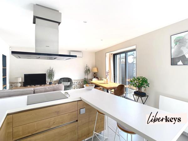 Cailloux-sur-Fontaines : maison de village en duplex, 2 chambres, terrasse, 2 places de stationnement