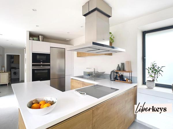 Cailloux-sur-Fontaines : maison de village en duplex, 2 chambres, terrasse, 2 places de stationnement