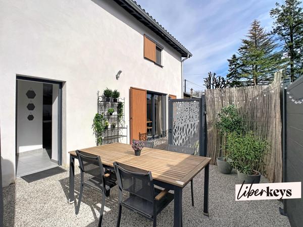 Cailloux-sur-Fontaines : maison de village en duplex, 2 chambres, terrasse, 2 places de stationnement