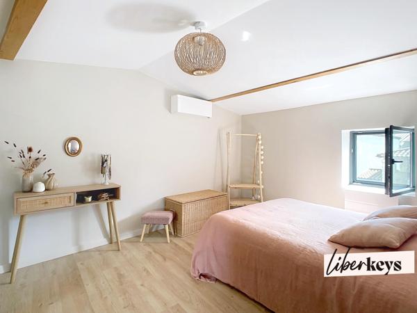 Cailloux-sur-Fontaines : maison de village en duplex, 2 chambres, terrasse, 2 places de stationnement