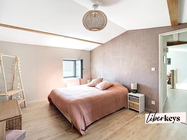 Cailloux-sur-Fontaines : maison de village en duplex, 2 chambres, terrasse, 2 places de stationnement