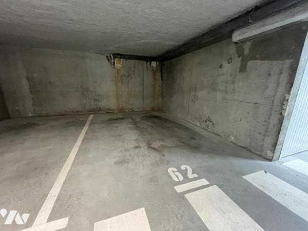 LA CHAPELLE SUR ERDRE, place de parking dans le bourg