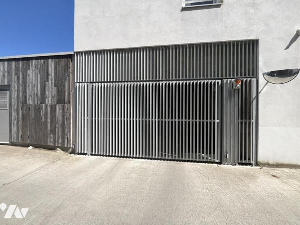 LA CHAPELLE SUR ERDRE, place de parking dans le bourg