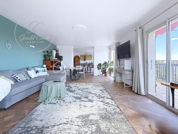 Exclusivité Gérald COVILI - BSK IMMOBILIER
Appartement d’exception en dernier étage avec terrasse et aperçu mer – Vallauris /  Golfe Juan.

À quelques minutes à pied des plages, au cœur d’un environnement privilégié, découvrez ce superbe appartement 5 pièces de 130 m² situé au deuxième et dernier étage d’une petite résidence intimiste, bénéficiant d’un ascenseur privatif et d’une place de stationnement.

Entièrement repensé avec goût, ce bien aux prestations soignées séduit par ses volumes, sa luminosité omniprésente et son atmosphère élégante et contemporaine.

L’espace de vie, spacieux et baigné de lumière, s’articule autour d’une cuisine ouverte parfaitement intégrée, offrant une agréable continuité vers l’extérieur.
La terrasse de 60 m², véritable prolongement de l’appartement, permet de profiter d’un aperçu mer et d’un cadre de vie rare à seulement 5 minutes à pied des plages.

L’espace nuit propose quatre chambres confortables, dont une suite parentale avec salle d’eau,  ainsi qu'une chambre bénéficiant d’un beau dressing.
Une buanderie et de nombreux rangements viennent compléter l’ensemble.

Traversant et parfaitement exposé, l’appartement bénéficie d’un ensoleillement optimal tout au long de la journée.

Un appartement idéal pour une résidence principale familiale comme pour un pied-à-terre de standing sur la Côte d’Azur.

Un emplacement privilégié entre mer et commodités, dans un environnement calme et recherché.
À visiter sans tarder – Coup de cœur assuré !
Contacter Gérald COVILI au 06.14.42.87.03