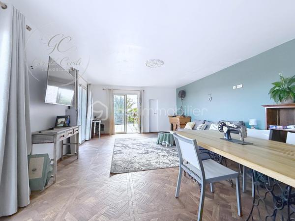 Exclusivité Gérald COVILI - BSK IMMOBILIER
Appartement d’exception en dernier étage avec terrasse et aperçu mer – Vallauris /  Golfe Juan.

À quelques minutes à pied des plages, au cœur d’un environnement privilégié, découvrez ce superbe appartement 5 pièces de 130 m² situé au deuxième et dernier étage d’une petite résidence intimiste, bénéficiant d’un ascenseur privatif et d’une place de stationnement.

Entièrement repensé avec goût, ce bien aux prestations soignées séduit par ses volumes, sa luminosité omniprésente et son atmosphère élégante et contemporaine.

L’espace de vie, spacieux et baigné de lumière, s’articule autour d’une cuisine ouverte parfaitement intégrée, offrant une agréable continuité vers l’extérieur.
La terrasse de 60 m², véritable prolongement de l’appartement, permet de profiter d’un aperçu mer et d’un cadre de vie rare à seulement 5 minutes à pied des plages.

L’espace nuit propose quatre chambres confortables, dont une suite parentale avec salle d’eau,  ainsi qu'une chambre bénéficiant d’un beau dressing.
Une buanderie et de nombreux rangements viennent compléter l’ensemble.

Traversant et parfaitement exposé, l’appartement bénéficie d’un ensoleillement optimal tout au long de la journée.

Un appartement idéal pour une résidence principale familiale comme pour un pied-à-terre de standing sur la Côte d’Azur.

Un emplacement privilégié entre mer et commodités, dans un environnement calme et recherché.
À visiter sans tarder – Coup de cœur assuré !
Contacter Gérald COVILI au 06.14.42.87.03