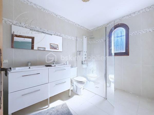 Exclusivité Gérald COVILI - BSK IMMOBILIER
Appartement d’exception en dernier étage avec terrasse et aperçu mer – Vallauris /  Golfe Juan.

À quelques minutes à pied des plages, au cœur d’un environnement privilégié, découvrez ce superbe appartement 5 pièces de 130 m² situé au deuxième et dernier étage d’une petite résidence intimiste, bénéficiant d’un ascenseur privatif et d’une place de stationnement.

Entièrement repensé avec goût, ce bien aux prestations soignées séduit par ses volumes, sa luminosité omniprésente et son atmosphère élégante et contemporaine.

L’espace de vie, spacieux et baigné de lumière, s’articule autour d’une cuisine ouverte parfaitement intégrée, offrant une agréable continuité vers l’extérieur.
La terrasse de 60 m², véritable prolongement de l’appartement, permet de profiter d’un aperçu mer et d’un cadre de vie rare à seulement 5 minutes à pied des plages.

L’espace nuit propose quatre chambres confortables, dont une suite parentale avec salle d’eau,  ainsi qu'une chambre bénéficiant d’un beau dressing.
Une buanderie et de nombreux rangements viennent compléter l’ensemble.

Traversant et parfaitement exposé, l’appartement bénéficie d’un ensoleillement optimal tout au long de la journée.

Un appartement idéal pour une résidence principale familiale comme pour un pied-à-terre de standing sur la Côte d’Azur.

Un emplacement privilégié entre mer et commodités, dans un environnement calme et recherché.
À visiter sans tarder – Coup de cœur assuré !
Contacter Gérald COVILI au 06.14.42.87.03
