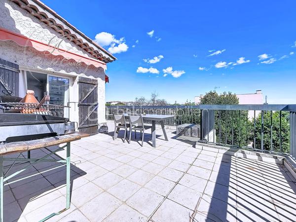 Exclusivité Gérald COVILI - BSK IMMOBILIER
Appartement d’exception en dernier étage avec terrasse et aperçu mer – Vallauris /  Golfe Juan.

À quelques minutes à pied des plages, au cœur d’un environnement privilégié, découvrez ce superbe appartement 5 pièces de 130 m² situé au deuxième et dernier étage d’une petite résidence intimiste, bénéficiant d’un ascenseur privatif et d’une place de stationnement.

Entièrement repensé avec goût, ce bien aux prestations soignées séduit par ses volumes, sa luminosité omniprésente et son atmosphère élégante et contemporaine.

L’espace de vie, spacieux et baigné de lumière, s’articule autour d’une cuisine ouverte parfaitement intégrée, offrant une agréable continuité vers l’extérieur.
La terrasse de 60 m², véritable prolongement de l’appartement, permet de profiter d’un aperçu mer et d’un cadre de vie rare à seulement 5 minutes à pied des plages.

L’espace nuit propose quatre chambres confortables, dont une suite parentale avec salle d’eau,  ainsi qu'une chambre bénéficiant d’un beau dressing.
Une buanderie et de nombreux rangements viennent compléter l’ensemble.

Traversant et parfaitement exposé, l’appartement bénéficie d’un ensoleillement optimal tout au long de la journée.

Un appartement idéal pour une résidence principale familiale comme pour un pied-à-terre de standing sur la Côte d’Azur.

Un emplacement privilégié entre mer et commodités, dans un environnement calme et recherché.
À visiter sans tarder – Coup de cœur assuré !
Contacter Gérald COVILI au 06.14.42.87.03