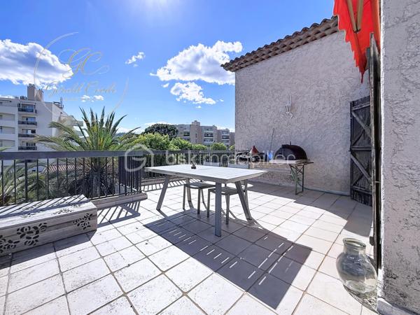 Exclusivité Gérald COVILI - BSK IMMOBILIER
Appartement d’exception en dernier étage avec terrasse et aperçu mer – Vallauris /  Golfe Juan.

À quelques minutes à pied des plages, au cœur d’un environnement privilégié, découvrez ce superbe appartement 5 pièces de 130 m² situé au deuxième et dernier étage d’une petite résidence intimiste, bénéficiant d’un ascenseur privatif et d’une place de stationnement.

Entièrement repensé avec goût, ce bien aux prestations soignées séduit par ses volumes, sa luminosité omniprésente et son atmosphère élégante et contemporaine.

L’espace de vie, spacieux et baigné de lumière, s’articule autour d’une cuisine ouverte parfaitement intégrée, offrant une agréable continuité vers l’extérieur.
La terrasse de 60 m², véritable prolongement de l’appartement, permet de profiter d’un aperçu mer et d’un cadre de vie rare à seulement 5 minutes à pied des plages.

L’espace nuit propose quatre chambres confortables, dont une suite parentale avec salle d’eau,  ainsi qu'une chambre bénéficiant d’un beau dressing.
Une buanderie et de nombreux rangements viennent compléter l’ensemble.

Traversant et parfaitement exposé, l’appartement bénéficie d’un ensoleillement optimal tout au long de la journée.

Un appartement idéal pour une résidence principale familiale comme pour un pied-à-terre de standing sur la Côte d’Azur.

Un emplacement privilégié entre mer et commodités, dans un environnement calme et recherché.
À visiter sans tarder – Coup de cœur assuré !
Contacter Gérald COVILI au 06.14.42.87.03