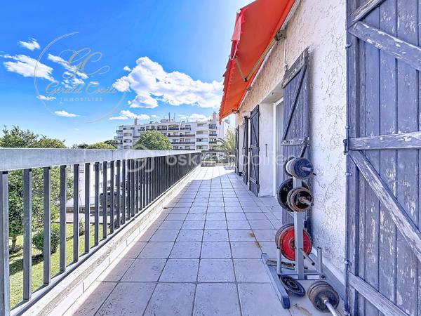 Exclusivité Gérald COVILI - BSK IMMOBILIER
Appartement d’exception en dernier étage avec terrasse et aperçu mer – Vallauris /  Golfe Juan.

À quelques minutes à pied des plages, au cœur d’un environnement privilégié, découvrez ce superbe appartement 5 pièces de 130 m² situé au deuxième et dernier étage d’une petite résidence intimiste, bénéficiant d’un ascenseur privatif et d’une place de stationnement.

Entièrement repensé avec goût, ce bien aux prestations soignées séduit par ses volumes, sa luminosité omniprésente et son atmosphère élégante et contemporaine.

L’espace de vie, spacieux et baigné de lumière, s’articule autour d’une cuisine ouverte parfaitement intégrée, offrant une agréable continuité vers l’extérieur.
La terrasse de 60 m², véritable prolongement de l’appartement, permet de profiter d’un aperçu mer et d’un cadre de vie rare à seulement 5 minutes à pied des plages.

L’espace nuit propose quatre chambres confortables, dont une suite parentale avec salle d’eau,  ainsi qu'une chambre bénéficiant d’un beau dressing.
Une buanderie et de nombreux rangements viennent compléter l’ensemble.

Traversant et parfaitement exposé, l’appartement bénéficie d’un ensoleillement optimal tout au long de la journée.

Un appartement idéal pour une résidence principale familiale comme pour un pied-à-terre de standing sur la Côte d’Azur.

Un emplacement privilégié entre mer et commodités, dans un environnement calme et recherché.
À visiter sans tarder – Coup de cœur assuré !
Contacter Gérald COVILI au 06.14.42.87.03