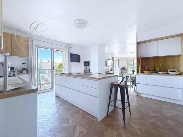 Exclusivité Gérald COVILI - BSK IMMOBILIER
Appartement d’exception en dernier étage avec terrasse et aperçu mer – Vallauris /  Golfe Juan.

À quelques minutes à pied des plages, au cœur d’un environnement privilégié, découvrez ce superbe appartement 5 pièces de 130 m² situé au deuxième et dernier étage d’une petite résidence intimiste, bénéficiant d’un ascenseur privatif et d’une place de stationnement.

Entièrement repensé avec goût, ce bien aux prestations soignées séduit par ses volumes, sa luminosité omniprésente et son atmosphère élégante et contemporaine.

L’espace de vie, spacieux et baigné de lumière, s’articule autour d’une cuisine ouverte parfaitement intégrée, offrant une agréable continuité vers l’extérieur.
La terrasse de 60 m², véritable prolongement de l’appartement, permet de profiter d’un aperçu mer et d’un cadre de vie rare à seulement 5 minutes à pied des plages.

L’espace nuit propose quatre chambres confortables, dont une suite parentale avec salle d’eau,  ainsi qu'une chambre bénéficiant d’un beau dressing.
Une buanderie et de nombreux rangements viennent compléter l’ensemble.

Traversant et parfaitement exposé, l’appartement bénéficie d’un ensoleillement optimal tout au long de la journée.

Un appartement idéal pour une résidence principale familiale comme pour un pied-à-terre de standing sur la Côte d’Azur.

Un emplacement privilégié entre mer et commodités, dans un environnement calme et recherché.
À visiter sans tarder – Coup de cœur assuré !
Contacter Gérald COVILI au 06.14.42.87.03