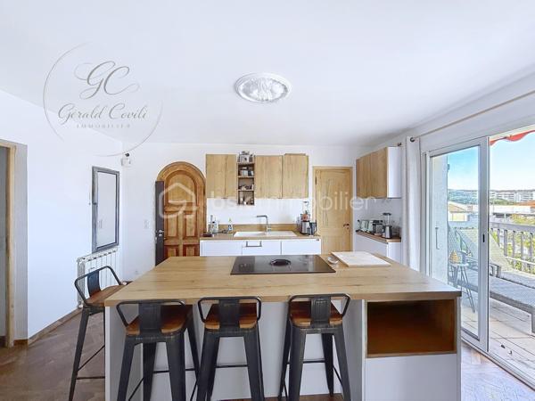 Exclusivité Gérald COVILI - BSK IMMOBILIER
Appartement d’exception en dernier étage avec terrasse et aperçu mer – Vallauris /  Golfe Juan.

À quelques minutes à pied des plages, au cœur d’un environnement privilégié, découvrez ce superbe appartement 5 pièces de 130 m² situé au deuxième et dernier étage d’une petite résidence intimiste, bénéficiant d’un ascenseur privatif et d’une place de stationnement.

Entièrement repensé avec goût, ce bien aux prestations soignées séduit par ses volumes, sa luminosité omniprésente et son atmosphère élégante et contemporaine.

L’espace de vie, spacieux et baigné de lumière, s’articule autour d’une cuisine ouverte parfaitement intégrée, offrant une agréable continuité vers l’extérieur.
La terrasse de 60 m², véritable prolongement de l’appartement, permet de profiter d’un aperçu mer et d’un cadre de vie rare à seulement 5 minutes à pied des plages.

L’espace nuit propose quatre chambres confortables, dont une suite parentale avec salle d’eau,  ainsi qu'une chambre bénéficiant d’un beau dressing.
Une buanderie et de nombreux rangements viennent compléter l’ensemble.

Traversant et parfaitement exposé, l’appartement bénéficie d’un ensoleillement optimal tout au long de la journée.

Un appartement idéal pour une résidence principale familiale comme pour un pied-à-terre de standing sur la Côte d’Azur.

Un emplacement privilégié entre mer et commodités, dans un environnement calme et recherché.
À visiter sans tarder – Coup de cœur assuré !
Contacter Gérald COVILI au 06.14.42.87.03