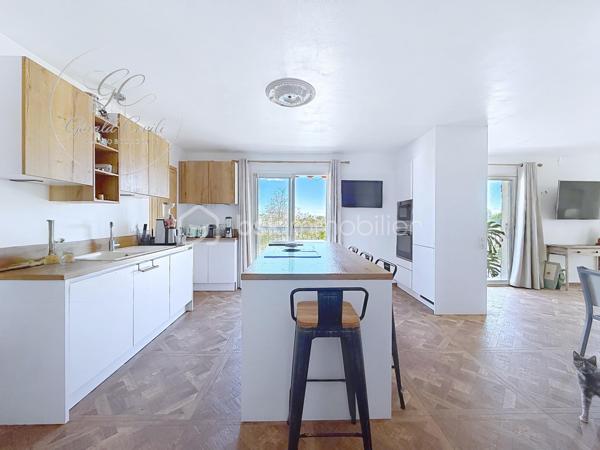 Exclusivité Gérald COVILI - BSK IMMOBILIER
Appartement d’exception en dernier étage avec terrasse et aperçu mer – Vallauris /  Golfe Juan.

À quelques minutes à pied des plages, au cœur d’un environnement privilégié, découvrez ce superbe appartement 5 pièces de 130 m² situé au deuxième et dernier étage d’une petite résidence intimiste, bénéficiant d’un ascenseur privatif et d’une place de stationnement.

Entièrement repensé avec goût, ce bien aux prestations soignées séduit par ses volumes, sa luminosité omniprésente et son atmosphère élégante et contemporaine.

L’espace de vie, spacieux et baigné de lumière, s’articule autour d’une cuisine ouverte parfaitement intégrée, offrant une agréable continuité vers l’extérieur.
La terrasse de 60 m², véritable prolongement de l’appartement, permet de profiter d’un aperçu mer et d’un cadre de vie rare à seulement 5 minutes à pied des plages.

L’espace nuit propose quatre chambres confortables, dont une suite parentale avec salle d’eau,  ainsi qu'une chambre bénéficiant d’un beau dressing.
Une buanderie et de nombreux rangements viennent compléter l’ensemble.

Traversant et parfaitement exposé, l’appartement bénéficie d’un ensoleillement optimal tout au long de la journée.

Un appartement idéal pour une résidence principale familiale comme pour un pied-à-terre de standing sur la Côte d’Azur.

Un emplacement privilégié entre mer et commodités, dans un environnement calme et recherché.
À visiter sans tarder – Coup de cœur assuré !
Contacter Gérald COVILI au 06.14.42.87.03